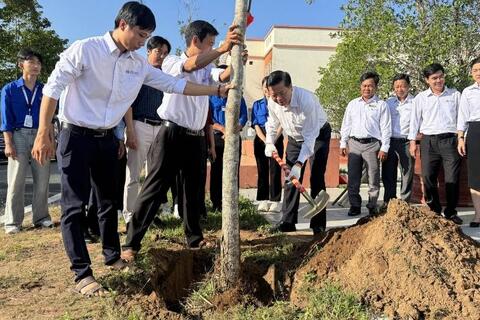 Bộ trưởng Trần Hồng Minh thăm, làm việc với Trường Đại học Xây dựng Miền Tây