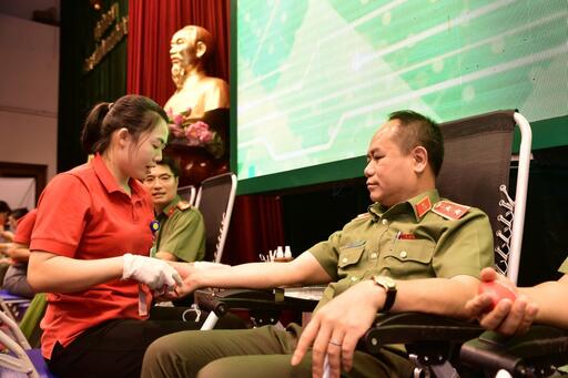 Hơn 1.000 chiến sĩ Công an Hà Nội hiến những giọt máu nghĩa tình