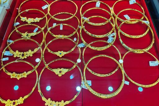 Giá vàng tăng 300.000 đồng/lượng mỗi chiều
