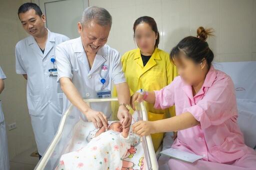 Mổ đẻ cấp cứu cho sản phụ mắc bệnh tim bẩm sinh rất nặng