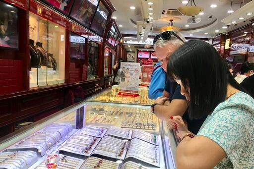 Giá vàng tăng mạnh lên mức cao nhất hơn 2 tuần qua