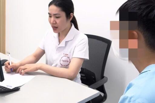 Nam thanh niên bị điếc tai đột ngột do thói quen tắm khuya