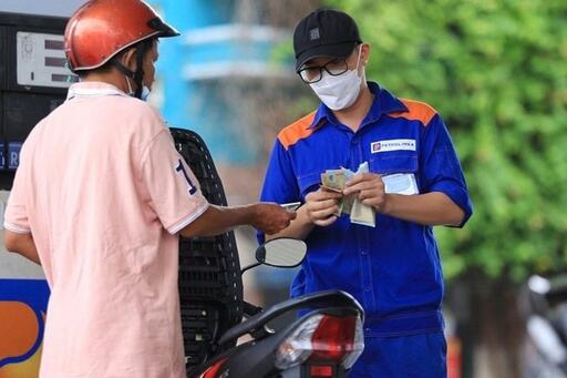 Từ chiều nay (25-9), giá xăng giảm về sát mức 20.000 đồng/lít