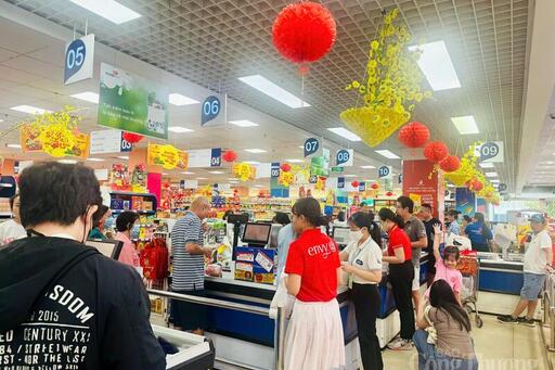 TP. Hồ Chí Minh: Giỏ quà Tết đắt khách, hàng Việt chiếm ưu thế