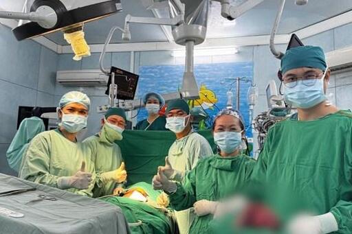 Phẫu thuật lấy khối u nặng 1,3 kg trong ổ bụng bệnh nhi 6 tháng tuổi