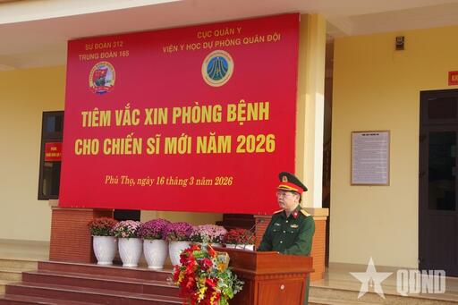 Sư đoàn 312: Tiêm vaccine phòng bệnh cho chiến sĩ mới