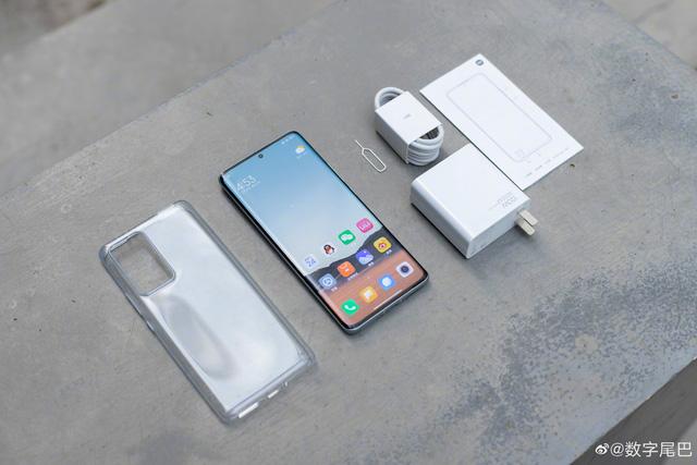 Mới năm ngoái còn bảo vệ môi trường, tới năm nay Xiaomi đã quay xe, tặng đầy đủ sạc cáp cho người mua Xiaomi 12  - Ảnh 2.