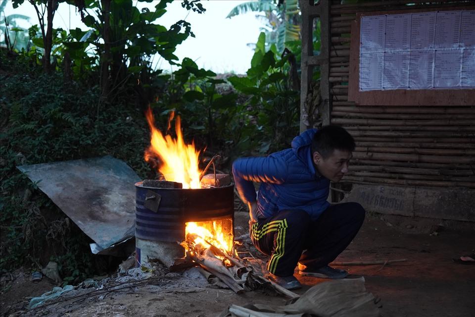 Sưởi ấm cơ thể sau khi lên bờ. Ảnh: PV.