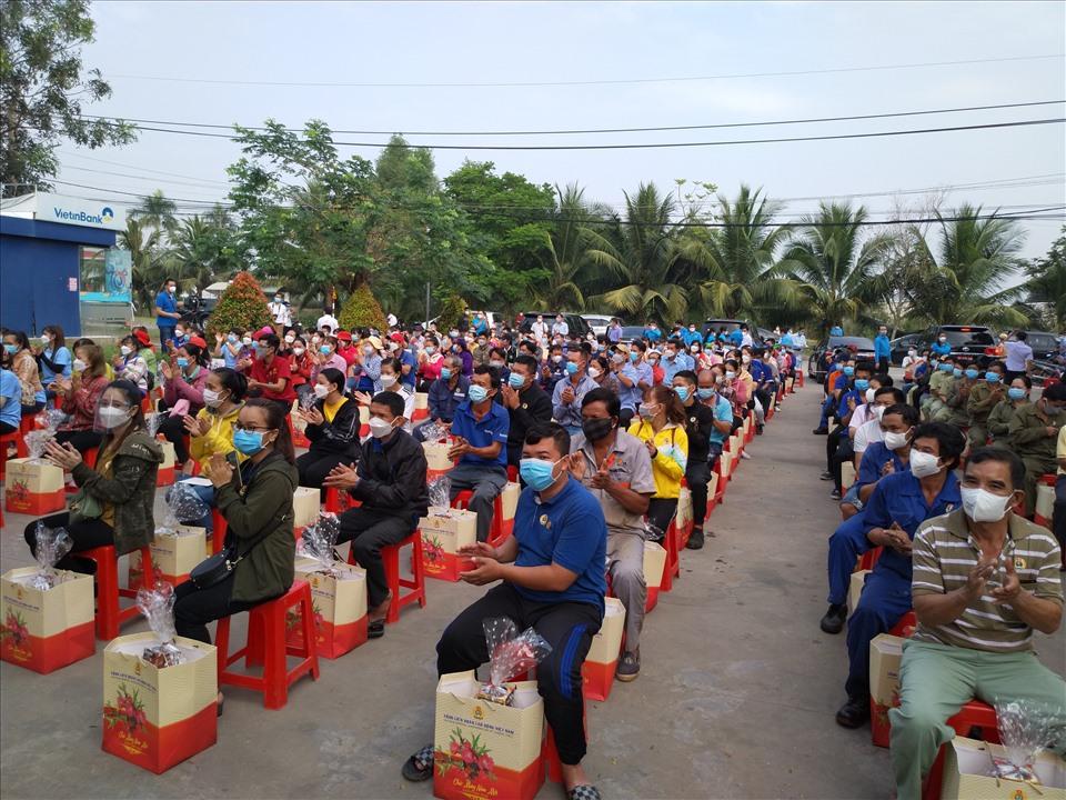 CNLĐ thuộc các doanh nghiệp trong KCN Long Giang phấn khởi đón Đoàn công tác Trung ương đến thăm. Ảnh: K.Q