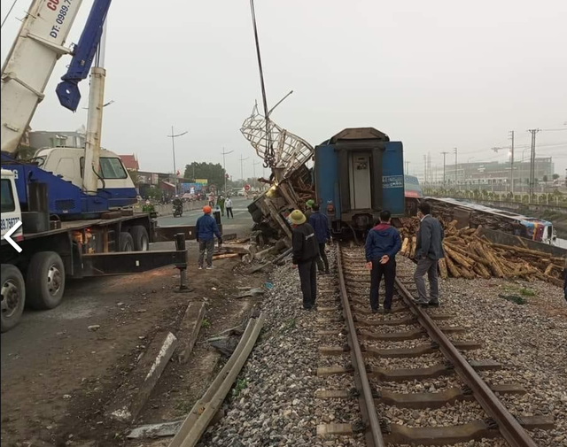 Hiện trường tai nạn tàu khách Bắc-Nam đâm ô tô tải, đầu máy và 1 toa văng khỏi đường ray - Ảnh 7.