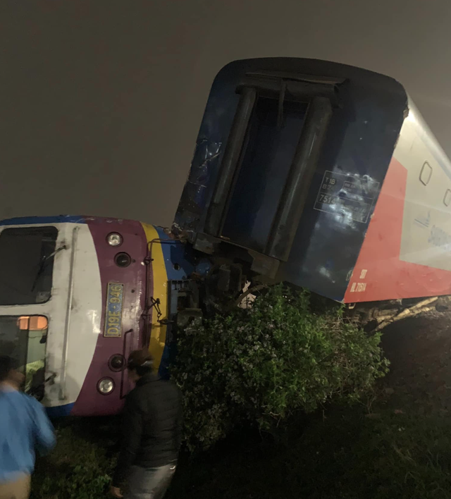 Hiện trường tai nạn tàu khách Bắc-Nam đâm ô tô tải, đầu máy và 1 toa văng khỏi đường ray - Ảnh 5.