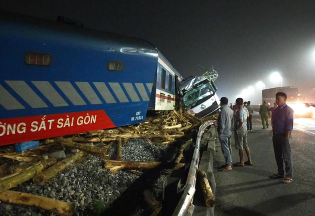 Hiện trường tai nạn tàu khách Bắc-Nam đâm ô tô tải, đầu máy và 1 toa văng khỏi đường ray - Ảnh 4.