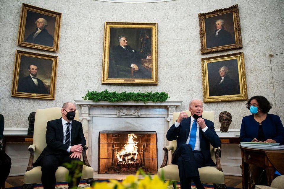 Thủ tướng Đức Olaf Scholz với Tổng thống Biden hôm 7/2 tại Washington. Ảnh: New York Times.