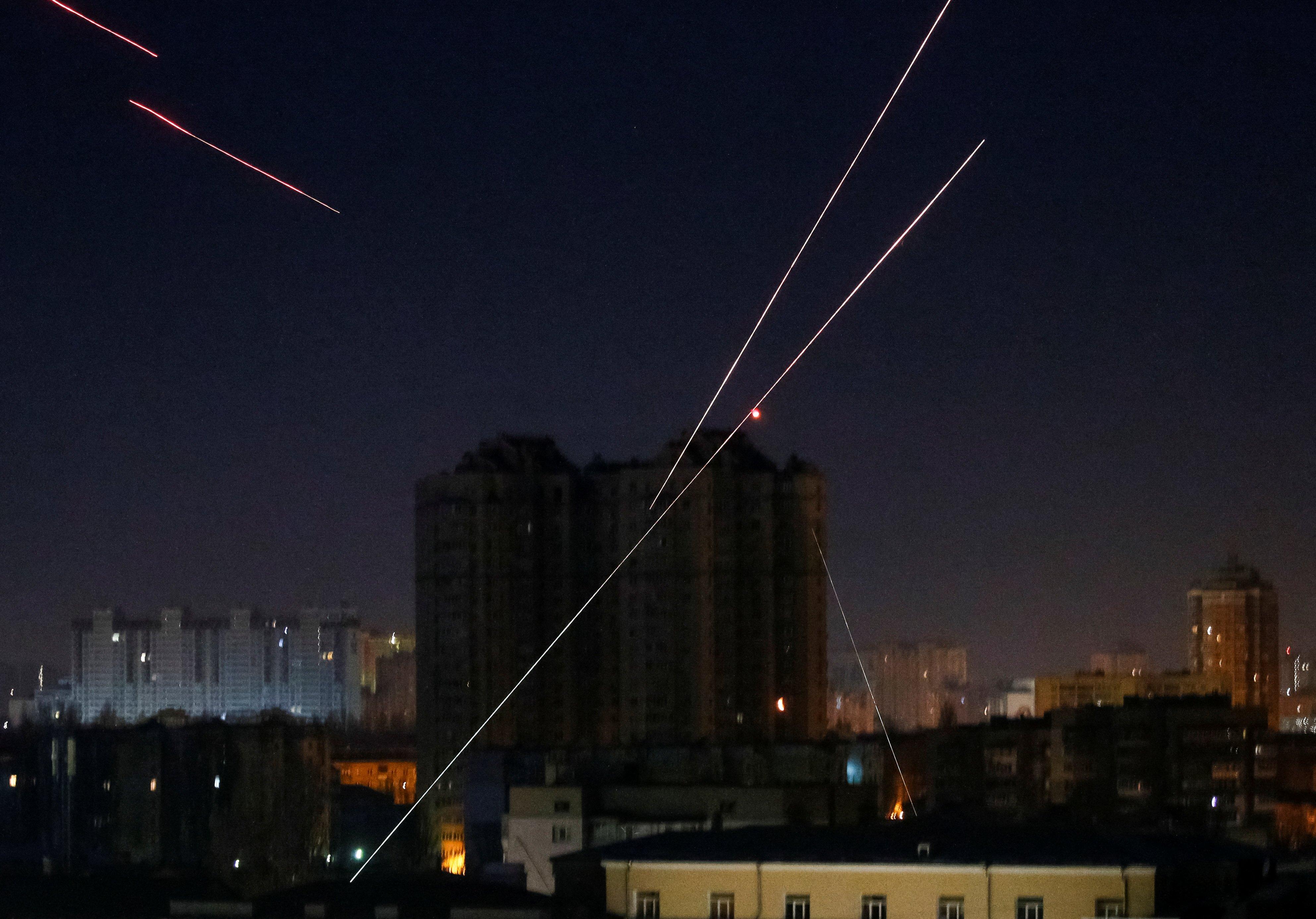 Laser dò tìm được quân đội Ukraine dùng để bắn vào máy bay không người lái của Nga ở Kyiv tối 14/3. Ảnh: Reuters