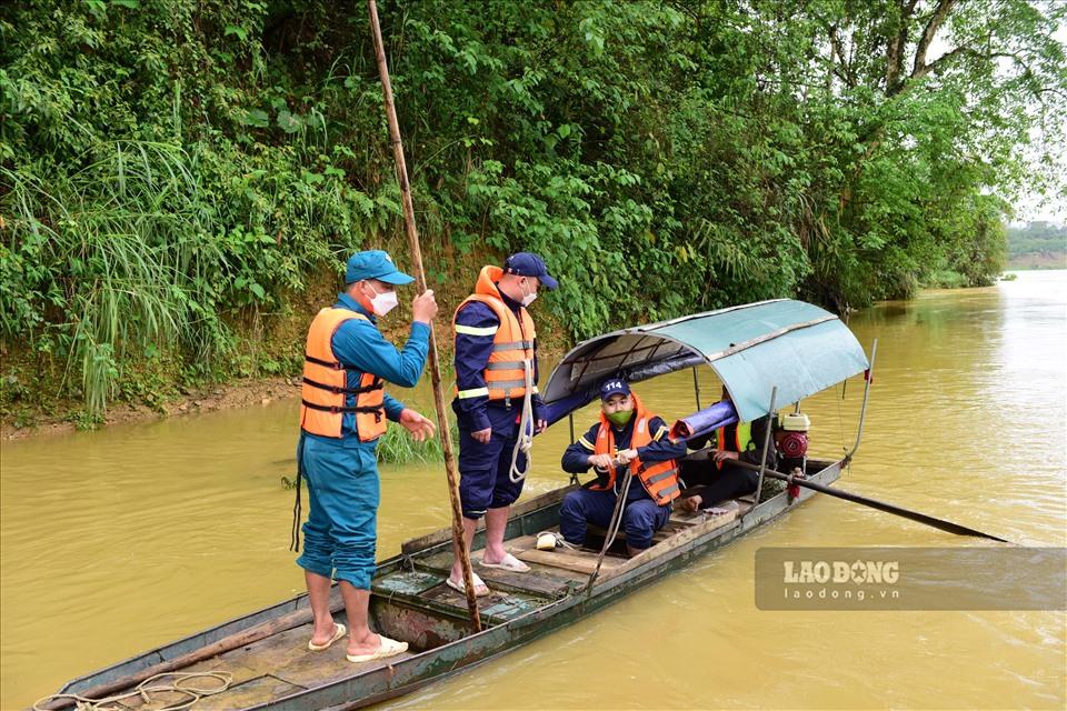 Công tác tìm kiếm 2 nạn nhân vụ lật đò tại Xuân Vân (Yên Sơn, Tuyên Quang) gặp nhiều khó khăn. Ảnh: Quốc Việt