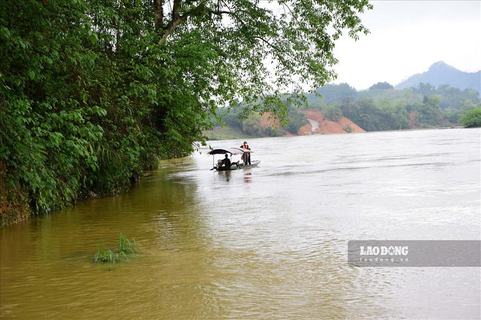 Hiện tại, nước sông Gâm dâng cao và chảy siết do mưa lớn, công tác tìm kiếm vẫn tích cực được triển khai. Ảnh: Quốc Việt.