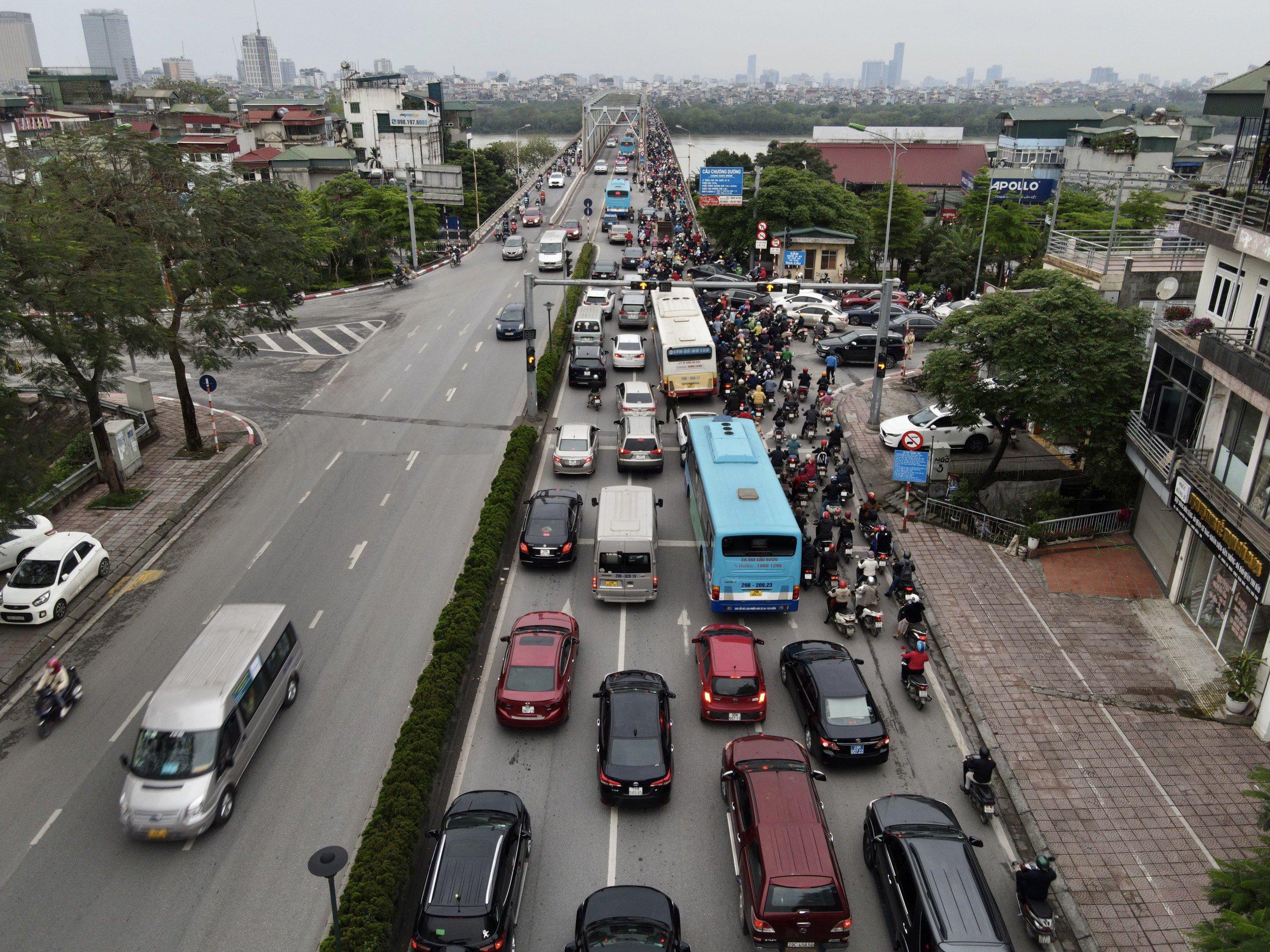 duong pho Ha Noi un tac keo dai anh 1