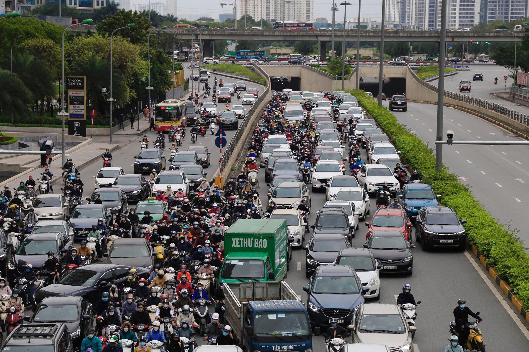 duong pho Ha Noi un tac keo dai anh 8