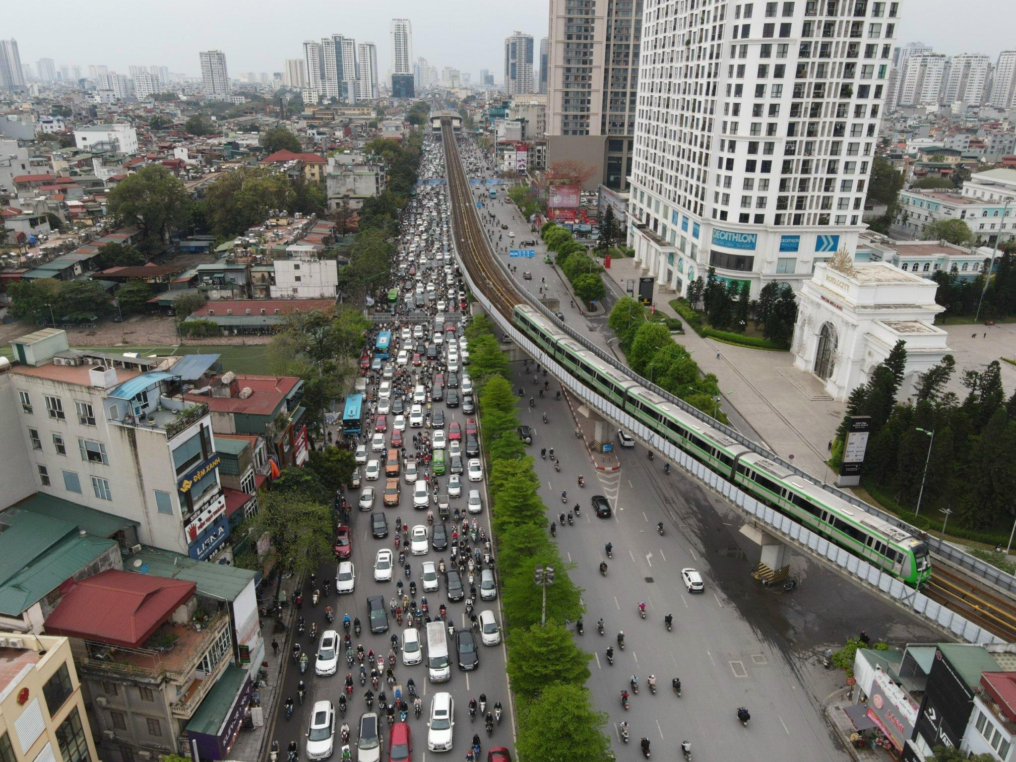 duong pho Ha Noi un tac keo dai anh 3