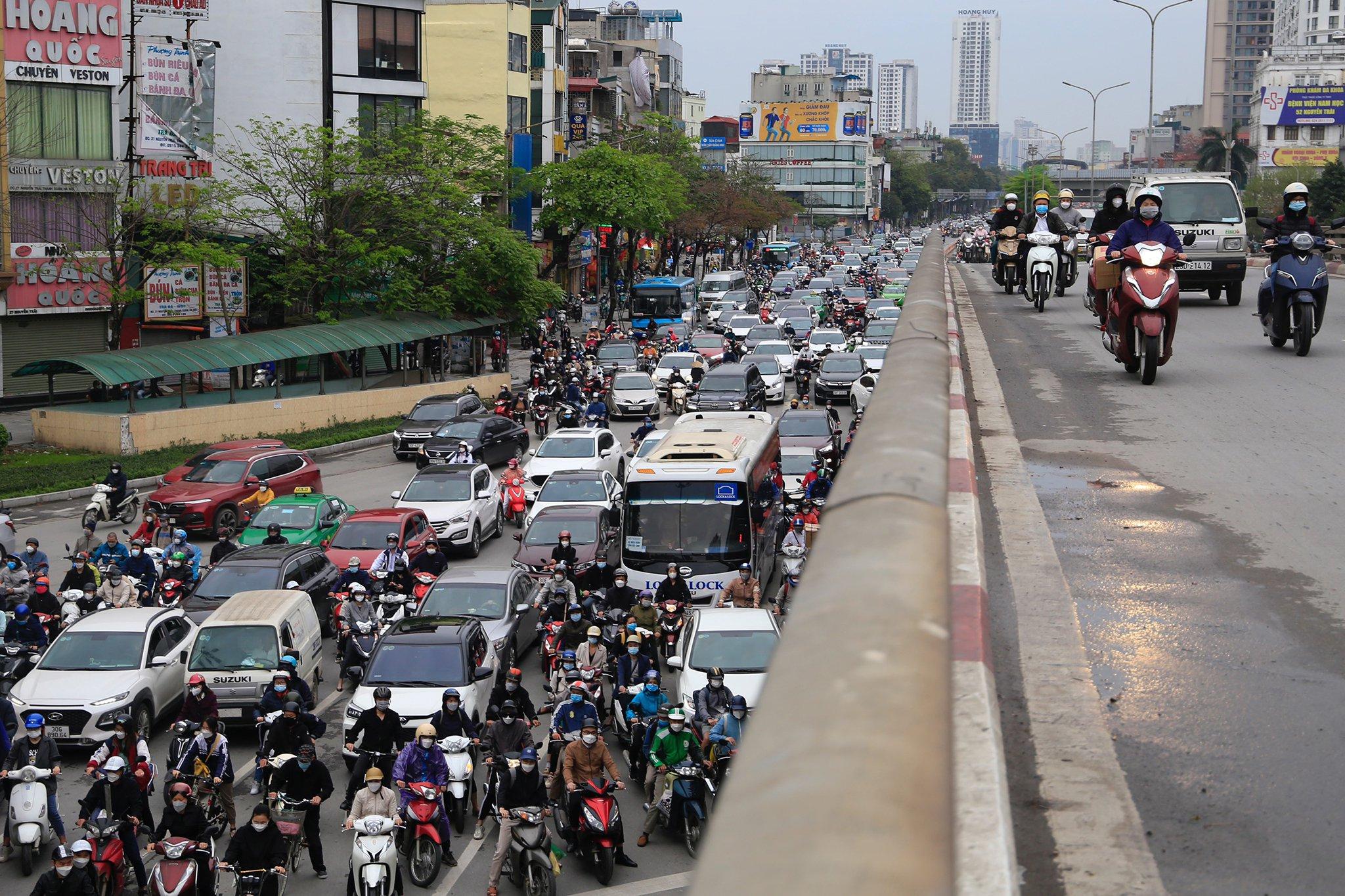 duong pho Ha Noi un tac keo dai anh 4