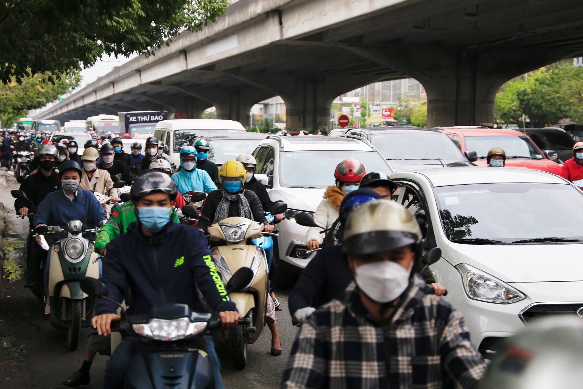 duong pho Ha Noi un tac keo dai anh 6