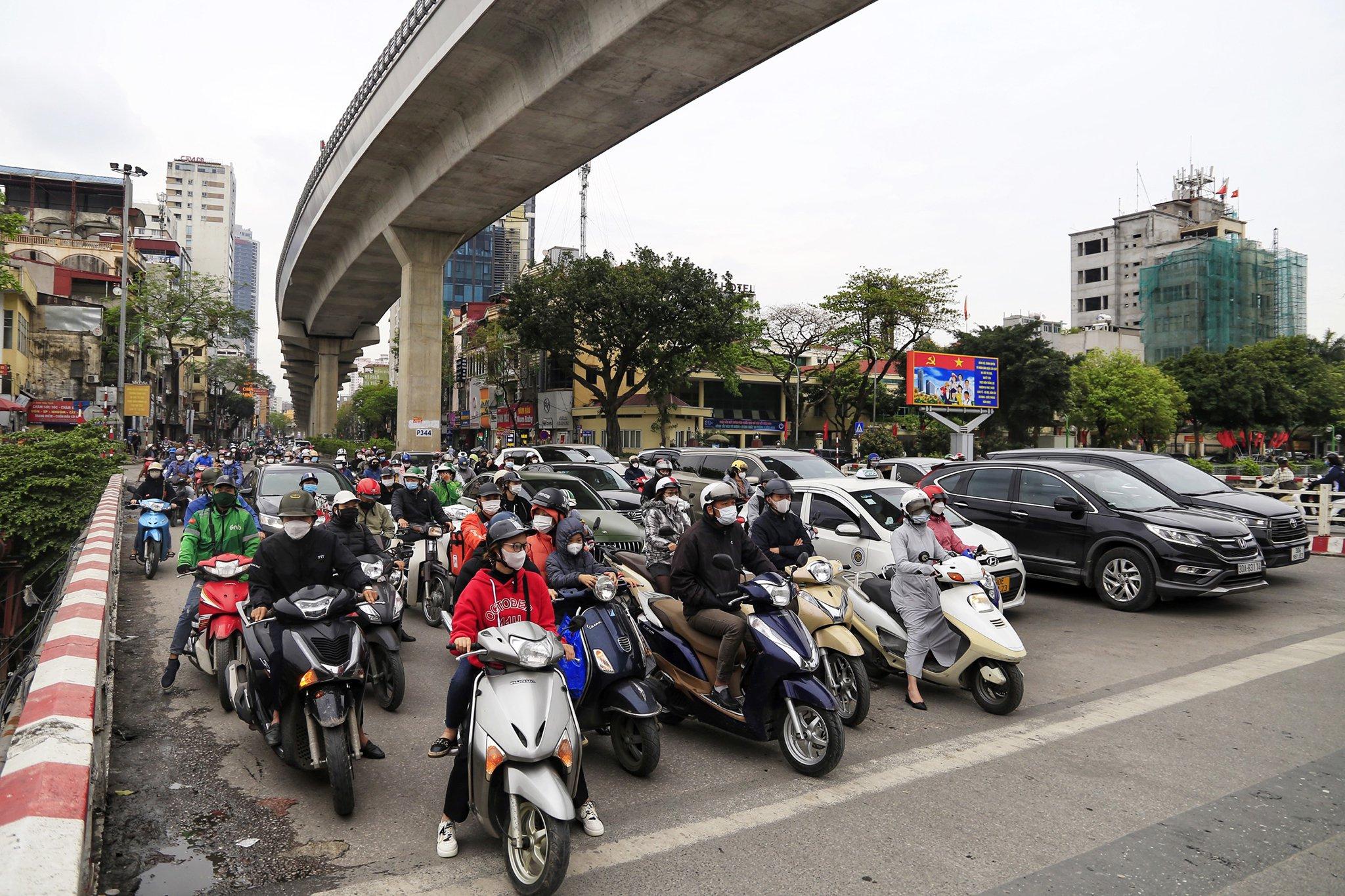 duong pho Ha Noi un tac keo dai anh 10