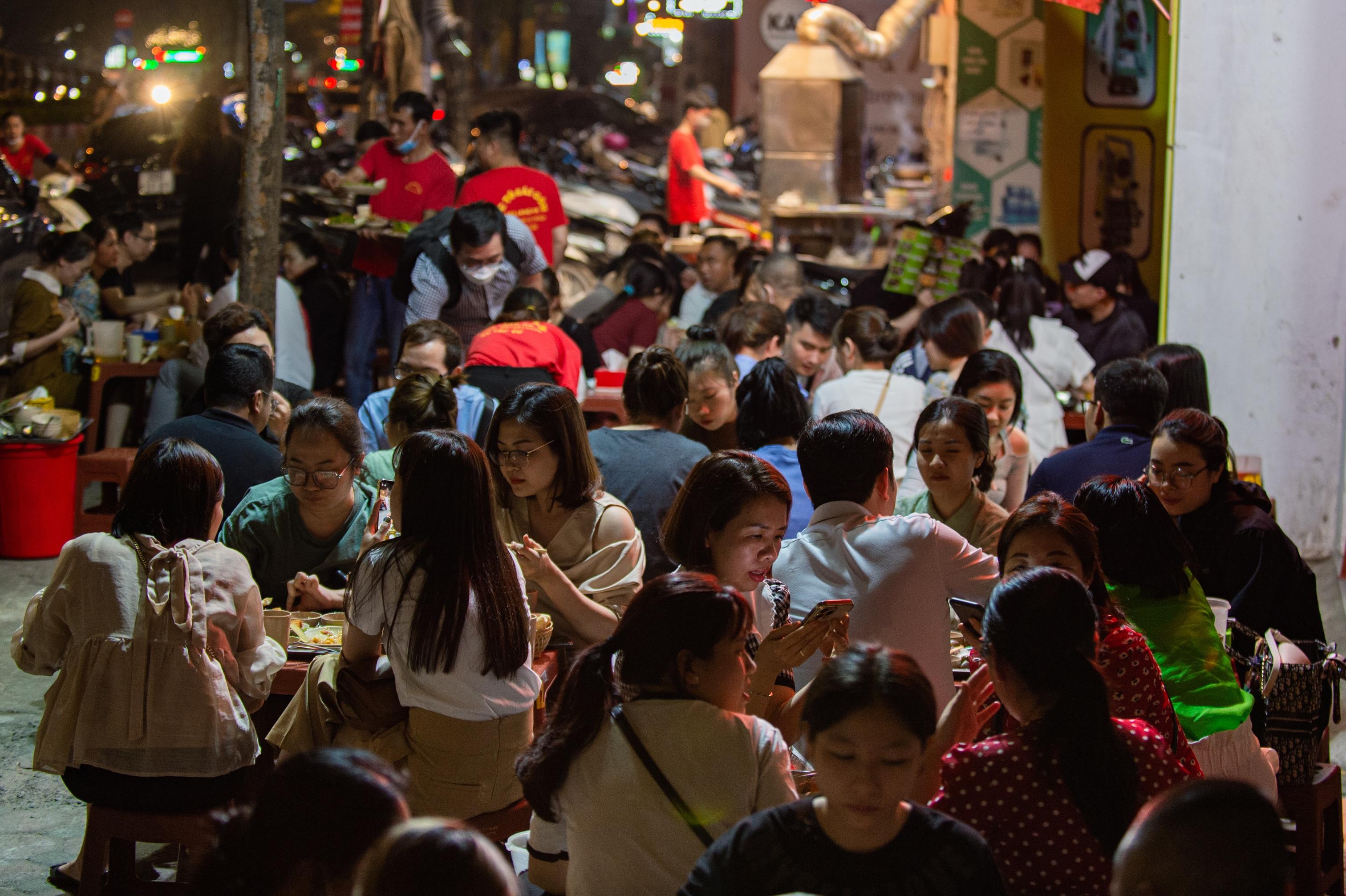 ha noi,  hang an,  bia hoi dat khach anh 4