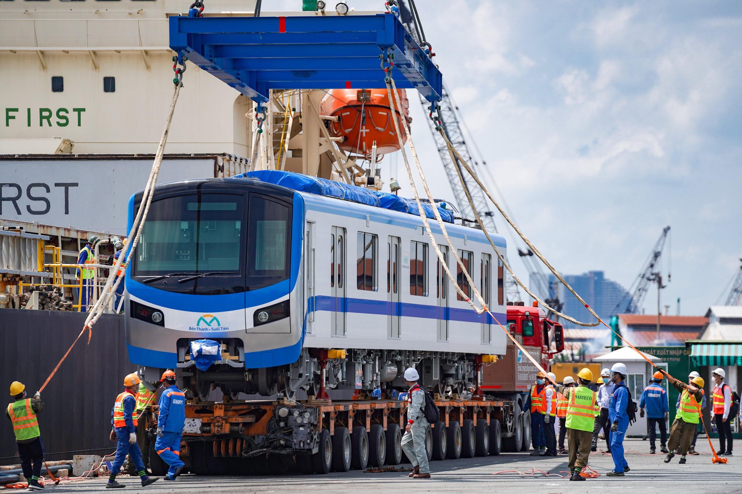 Hạ tải toa tàu metro tại cảng Khánh Hội (quận 4). Ảnh: Quỳnh Danh.