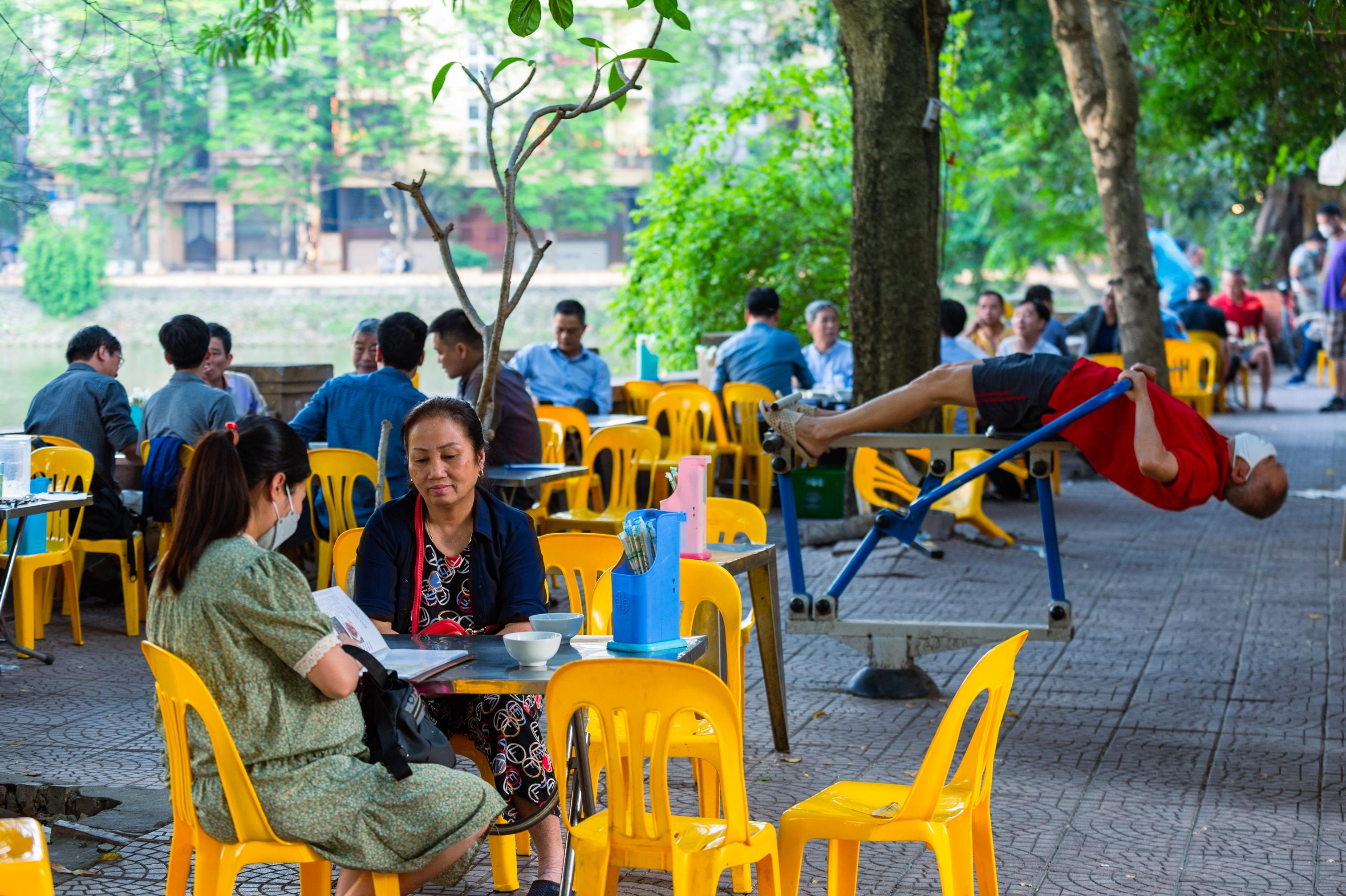 ha noi,  hang an,  bia hoi dat khach anh 2