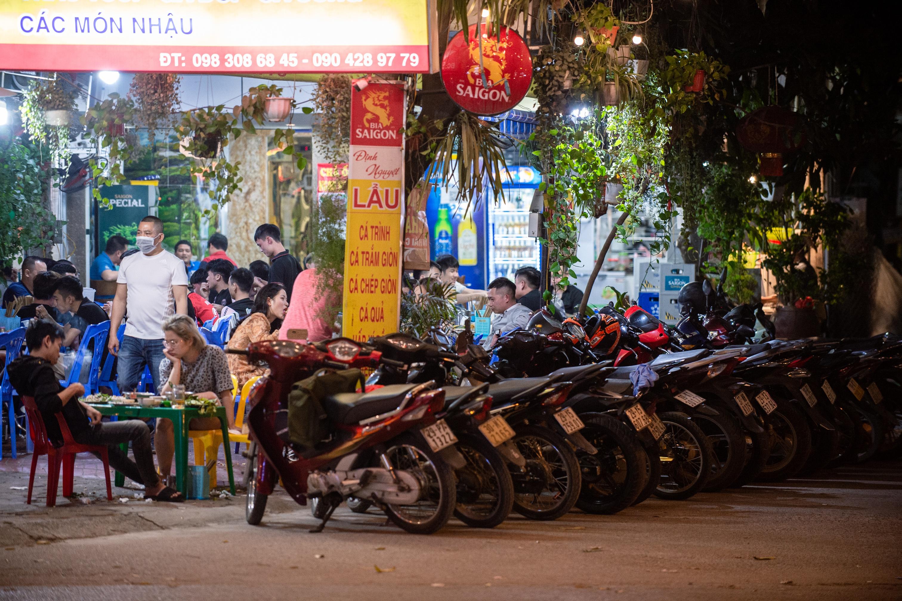 ha noi,  hang an,  bia hoi dat khach anh 12