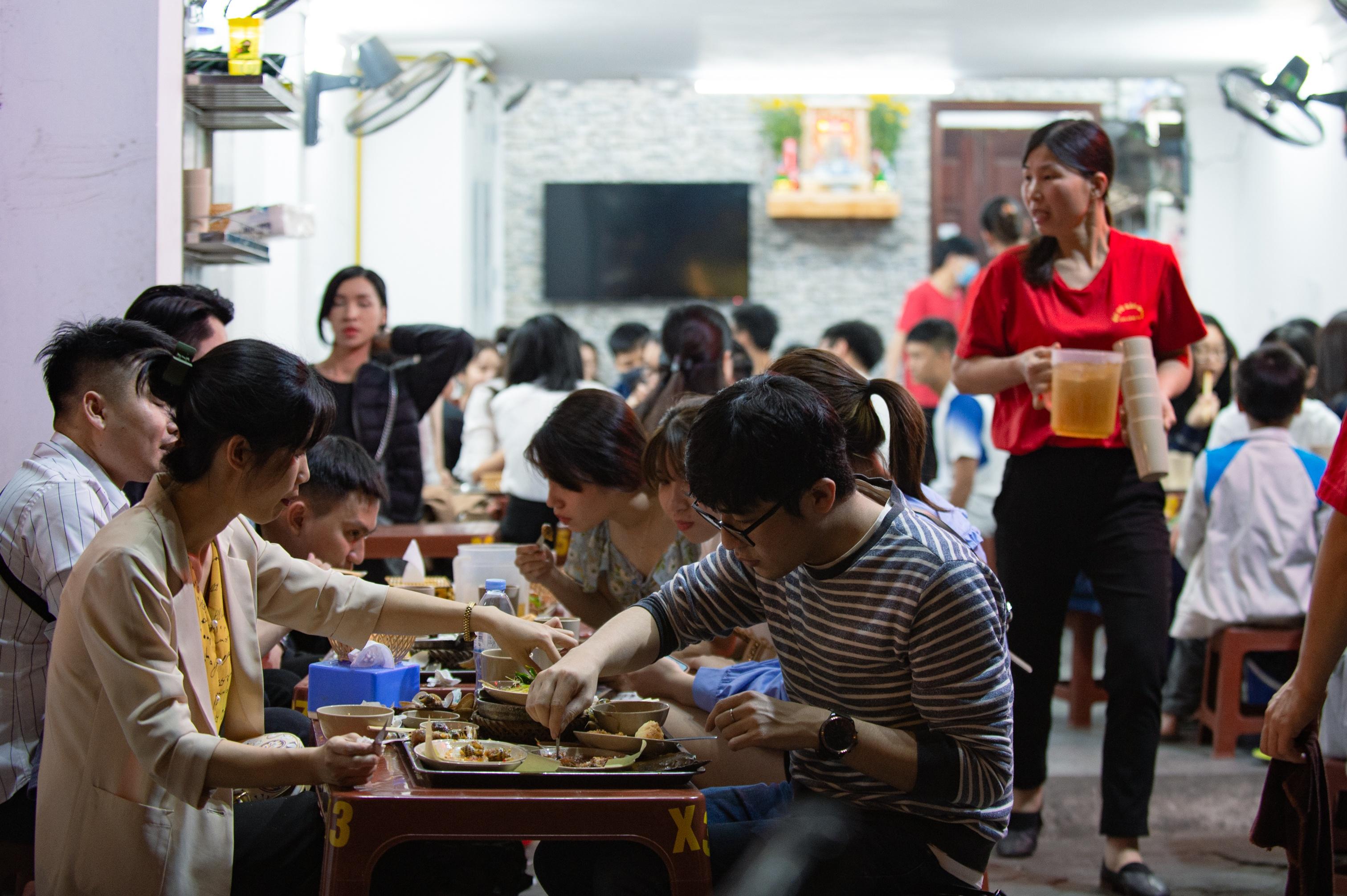 ha noi,  hang an,  bia hoi dat khach anh 9