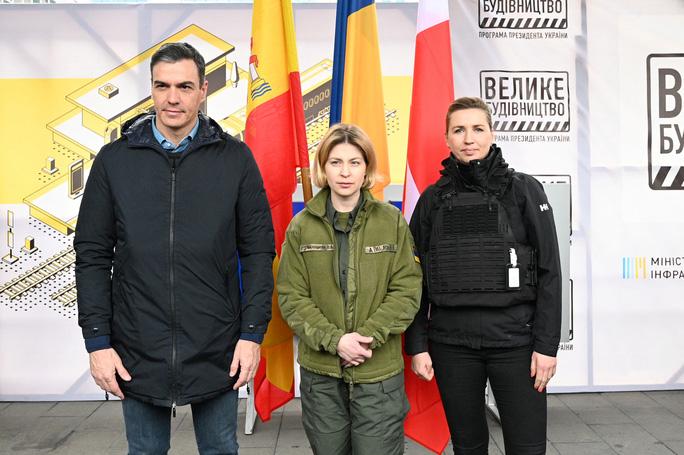 Thủ tướng Tây Ban Nha Pedro Sanchez, Phó Thủ tướng Ukraine Olha Stefanishyna (giữa) và Thủ tướng Đan Mạch Mette Frederiksen chụp ảnh lưu niệm tại Kiev hôm 21/4. Ảnh: Reuters