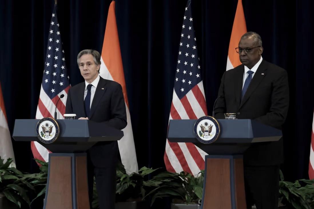 Phái đoàn Mỹ gặp tổng thống Ukraine ảnh 1 Ngoại trưởng Antony Blinken và Bộ trưởng Quốc phòng Mỹ Lloyd Austin. Ảnh: AP.