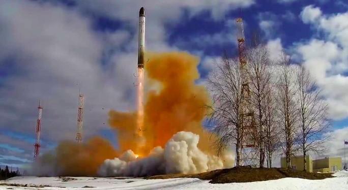 Nổ lớn tại vùng ly khai giáp Ukraine - Ảnh 4. Nga thử thành công tên lửa đạn đạo xuyên lục địa RS-28 Sarmat từ Sân bay vũ trụ Plesetsk, ở vùng Arkhangelsk, ngày 21/4. Ảnh Sputnik.