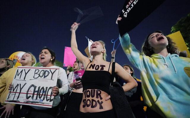 Ông Biden lên tiếng về quyền phá thai ảnh 1 Người biểu tình tụ tập bên ngoài Tòa án Tối cao tại Washington, ngày 3/5. Ảnh: AP.