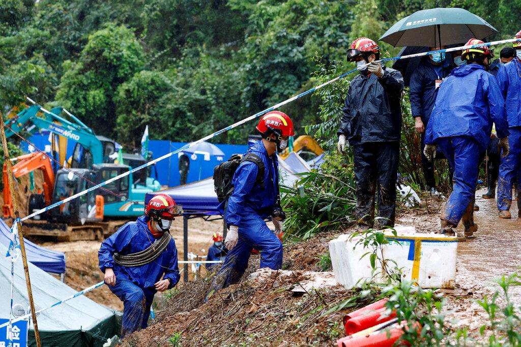 Báo Mỹ: Máy bay Trung Quốc lao xuống núi 'có chủ ý' khiến 132 người thiệt mạng