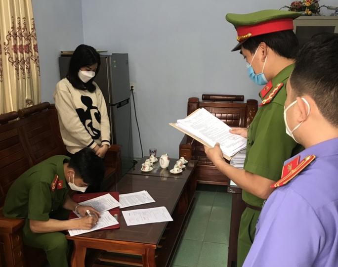 Công an thị xã Ba Đồn tống đạt quyết định khởi tố vụ án, khởi tố bị can đối với Lê Thị Thu Chi.