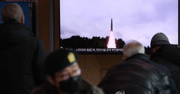 Nối gót Trung-Nga, Triều Tiên gửi thông điệp ngầm cho ông Biden? Một bản tin về vụ phóng tên lửa đạn đạo của Triều Tiên tại ga Seoul hồi tháng 2. Ảnh: Yonhap.