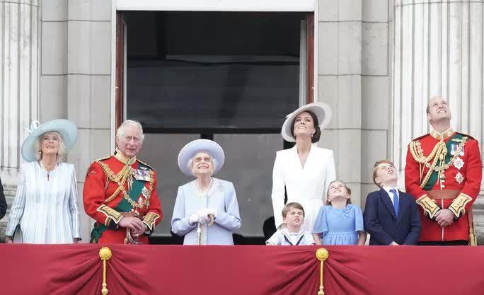 Nữ hoàng Elizabeth II (96 tuổi) xem trình diễn máy bay tại Điện Buckingham hôm 2-6, ngày đầu tiên trong chuỗi sự kiện 4 ngày mừng Đại lễ Bạch kim. Ảnh: AP.