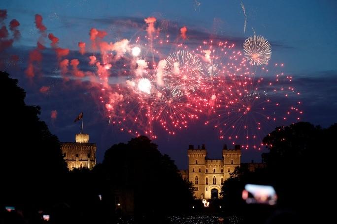 Pháo hoa thắp sáng lâu đài Windsor trong lúc lễ thắp đèn diễn ra. Ảnh: Reuters.