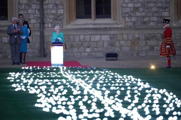 Nữ hoàng tham dự lễ thắp sáng đèn hiệu tại lâu đài Windsor. Ảnh: Reuters.