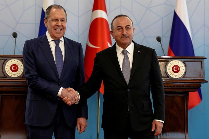 Bộ trưởng Ngoại giao Nga Sergei Lavrov (trái) và người đồng cấp Thổ Nhĩ Kỳ Mevlut Cavusoglu tại cuộc họp báo ở Ankara hôm 8/6. Ảnh: Reuters.