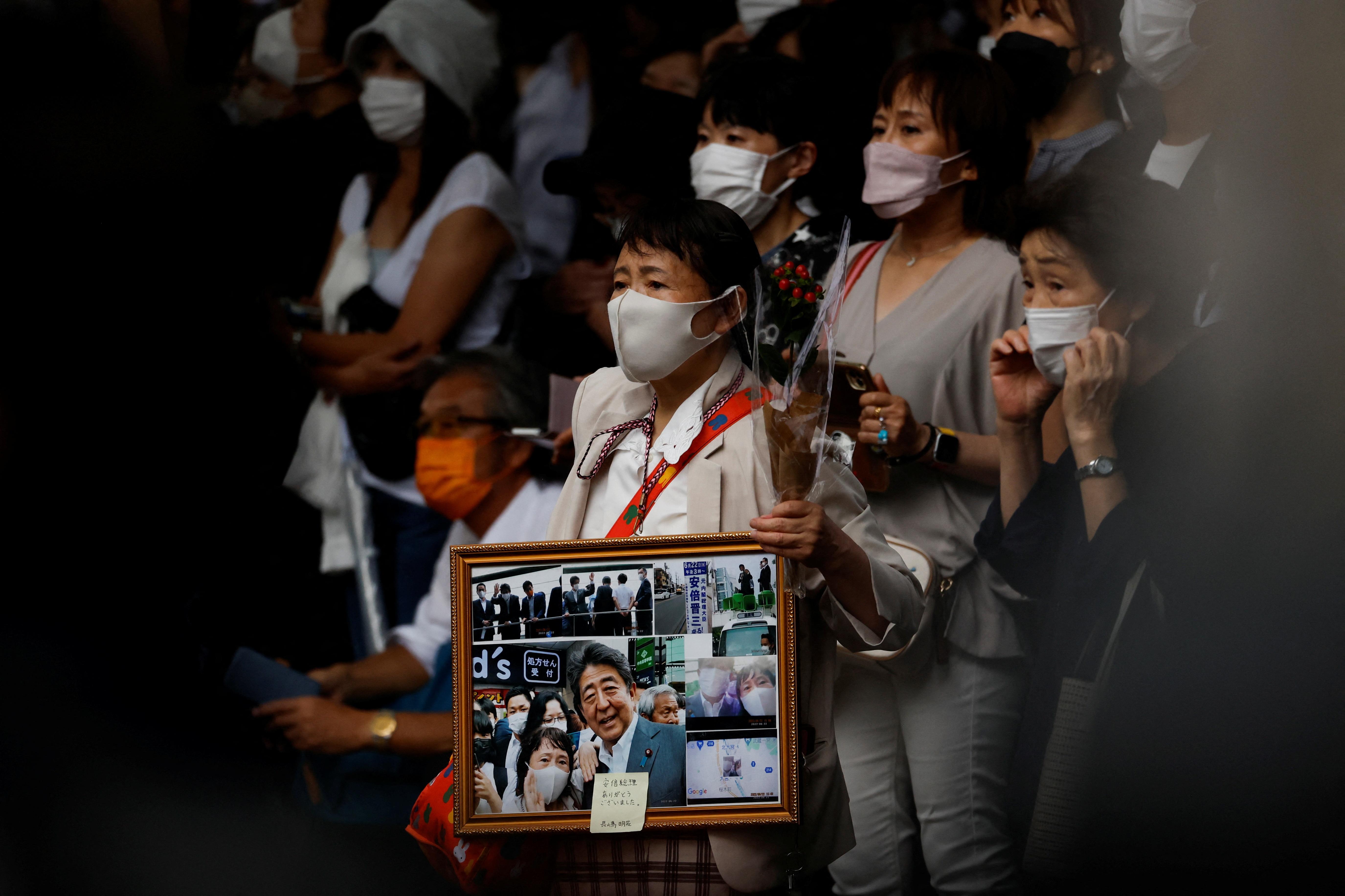 Người dân tiễn đưa cựu Thủ tướng Shinzo Abe trong đám tang. Ảnh: Reuters.
