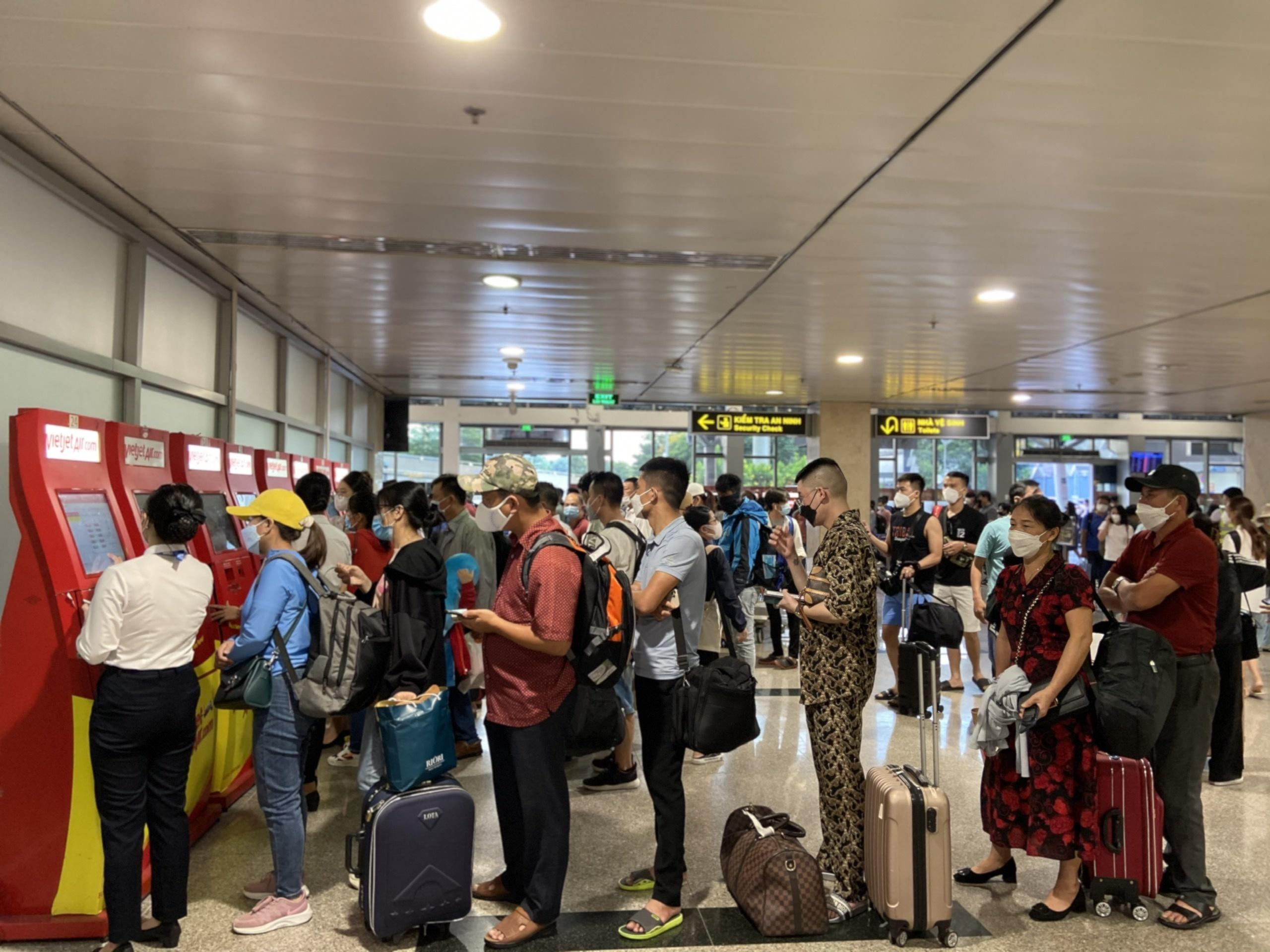 Các quầy check-in tự động ở sân bay đông nghẹt khách. Ảnh: Thư Trần.