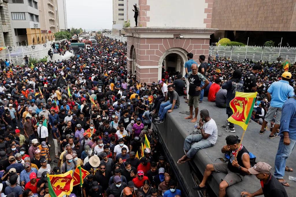 Những người biểu tình tại dinh thự của Tổng thống Gotabaya Rajapaksa ở thủ đô Colombo. Ảnh: Reuters.