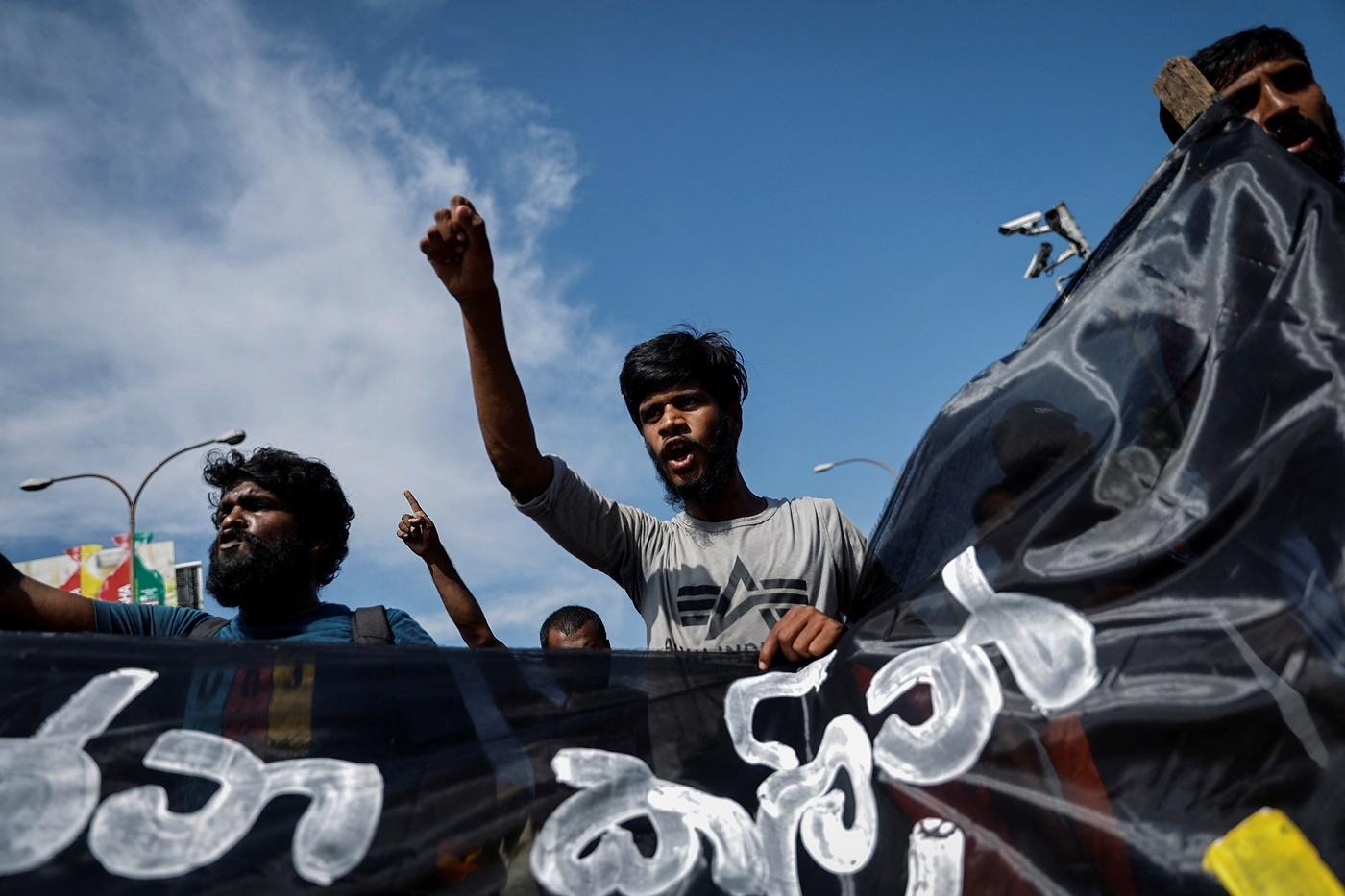 Người biểu tình ngày 19/7 hô hào đòi ông Wickremesinghe từ chức. Ảnh: Reuters.