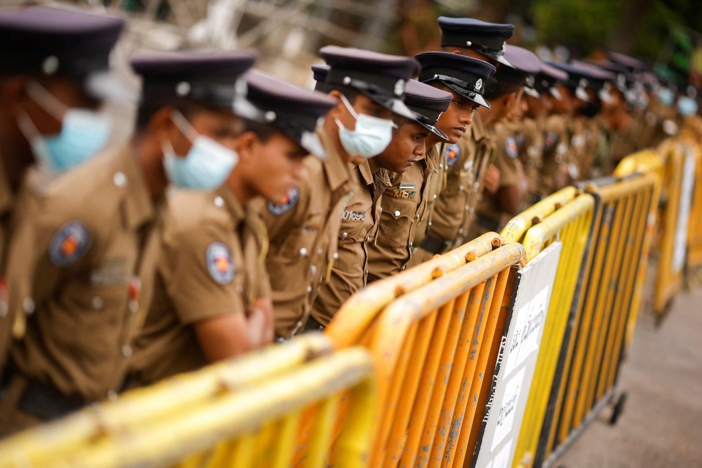 Lực lượng an ninh đứng gác bên ngoài tòa nhà Quốc hội Sri Lanka trong quá trình cơ quan này bầu cử tân tổng thống vào ngày 20/7. Ảnh: Reuters.