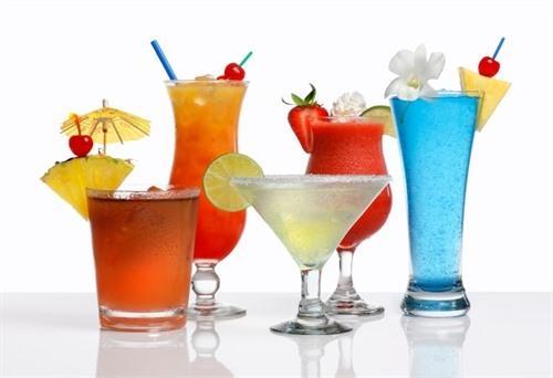 Hãy hạn chế uống nhiều nước ngọt hay nước có cồn để bảo vệ chức năng gan. Ảnh: Xinhua