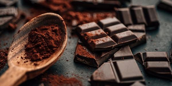 Chocolate đen giúp ngăn ngừa viêm da, mụn trứng cá và rối loạn nội tiết.