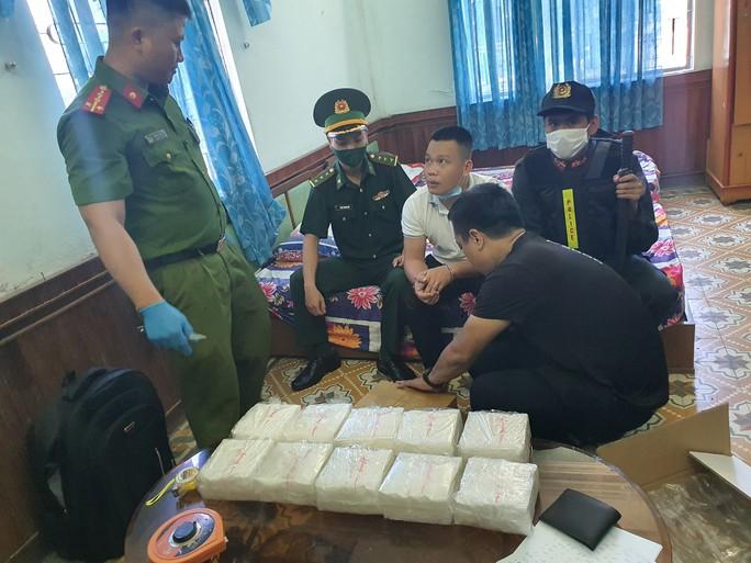Bắt 3 đối tượng mang theo súng vận chuyển 30 kg ma túy đá - Ảnh 1.
